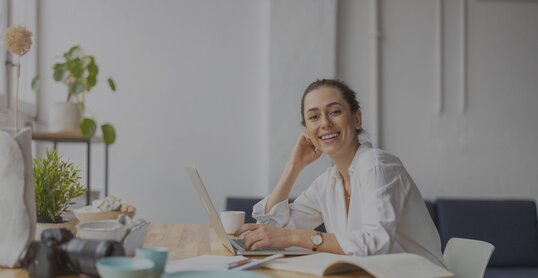 working woman smiles it jobs timetoact group