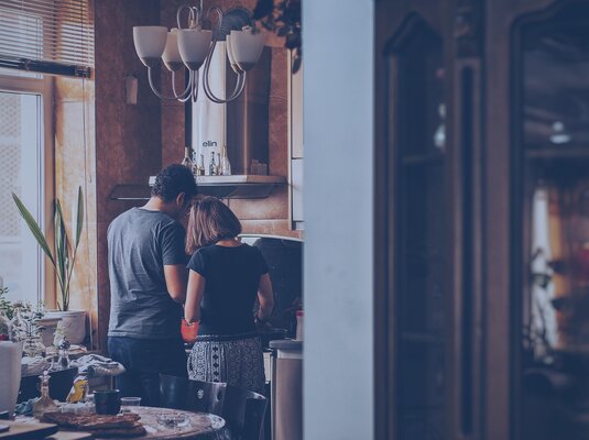 Zwei Menschen stehen in der Küche