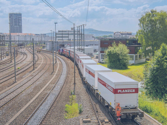 Cargo Zug mit Containern